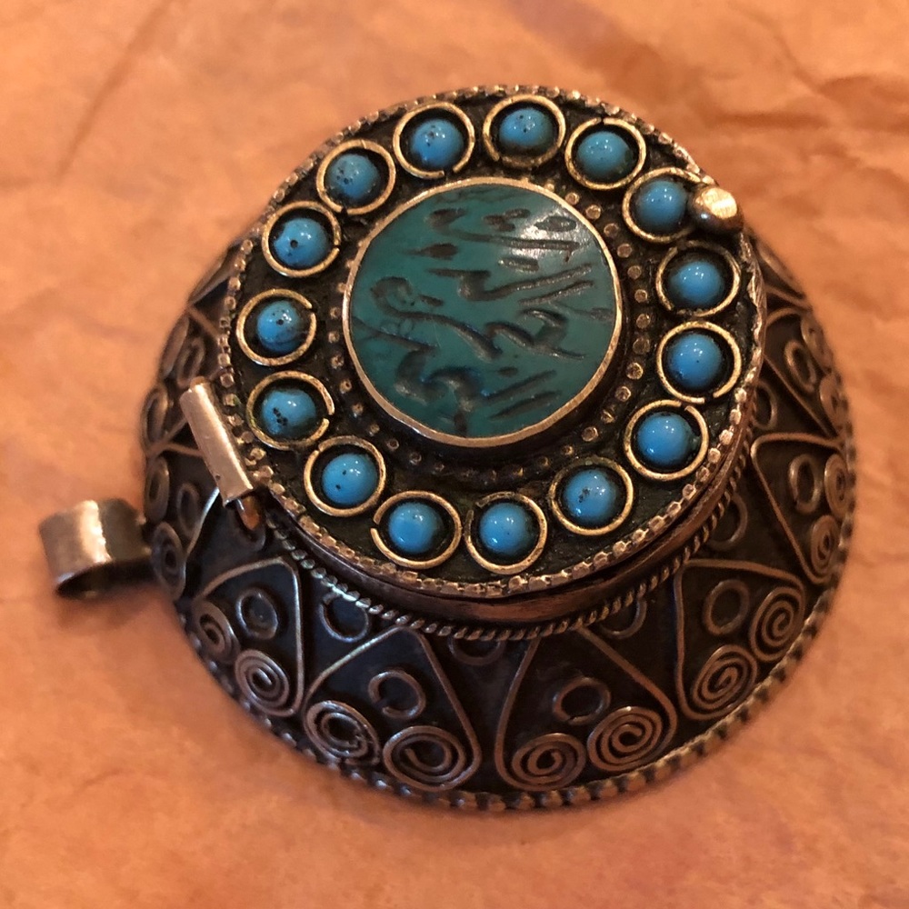 Locket - Picture 2 of 3